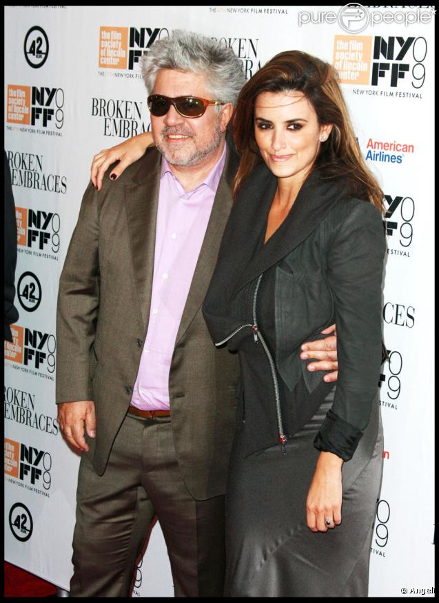 Pedro Almodovar et Penélope Cruz lors de la première du film Etreintes Brisées à New York le 11 octobre 2009
