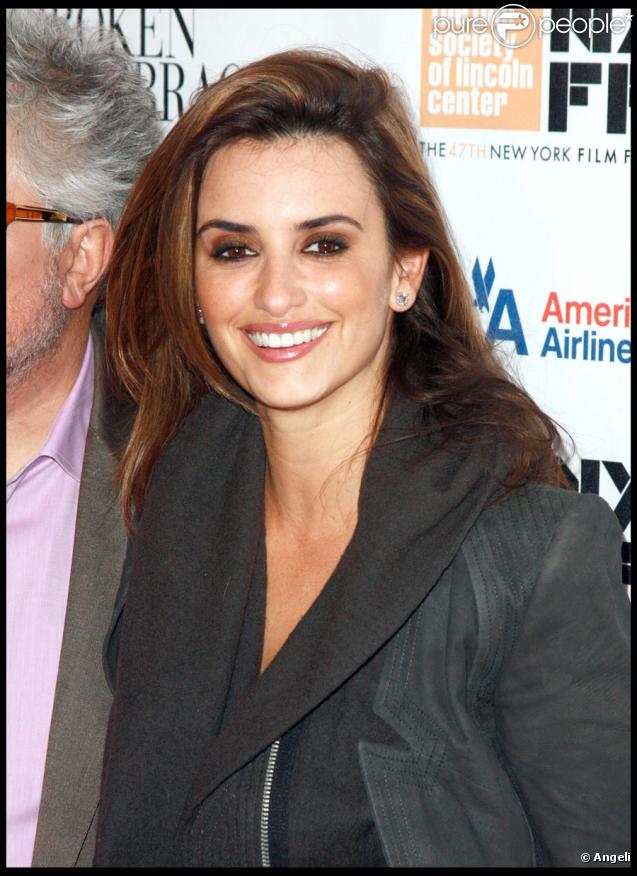 Pedro Almodovar et Penélope Cruz lors de la première du film Etreintes Brisées à New York le 11 octobre 2009