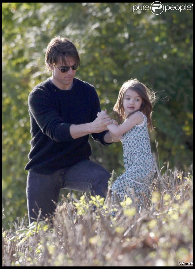 Tom Cruise et Suri Cruise dans un parc de Boston le 10 octobre 2009 
