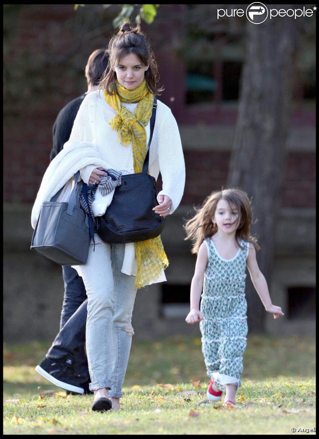 Katie Holmes et Suri Cruise dans un parc de Boston le 10 octobre 2009 