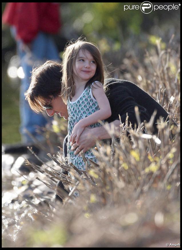 Tom Cruise et Suri Cruise dans un parc de Boston le 10 octobre 2009 