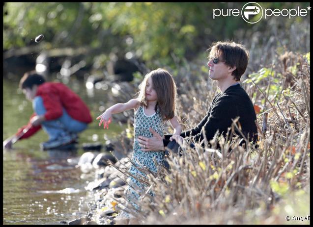 Tom Cruise et Suri Cruise dans un parc de Boston le 10 octobre 2009 