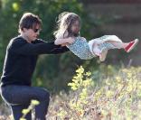 Tom Cruise et Suri Cruise dans un parc de Boston le 10 octobre 2009 