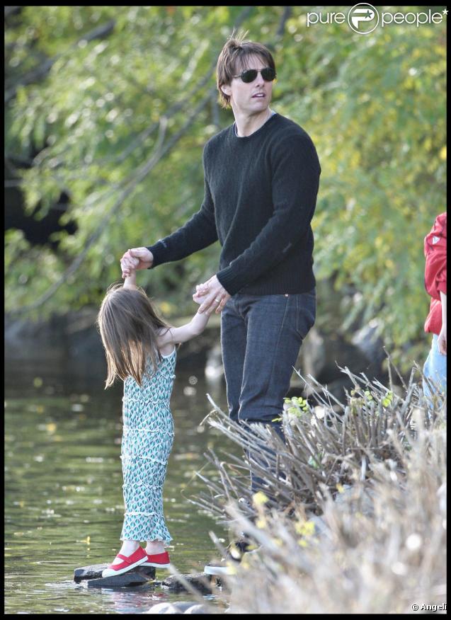 Tom Cruise et Suri Cruise dans un parc de Boston le 10 octobre 2009 