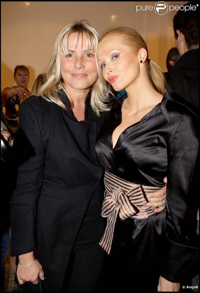 Sophie Favier et une amie, à l'occasion des 32 ans de la marque de haute-fourrure Sam-Rone, au Sam-Rone's Space, à Paris, le 14 octobre 2009 !
