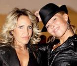 Indra et une amie, à l'occasion des 32 ans de la marque de haute-fourrure Sam-Rone, au Sam-Rone's Space, à Paris, le 14 octobre 2009 !