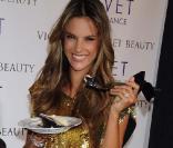 Le top alessandra Ambrosio lors du lancement du parfum Velvet le 14 octobre 2009.