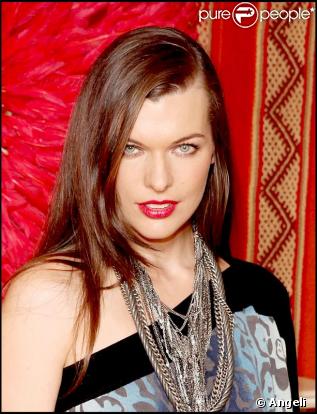 Cheveux lisses et sensuels pour la belle Milla Jovovich ! 