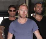Ronan Keating et les autres membres de Boyzone, à l'aéroport de Majorque, le 16 octobre 2009.