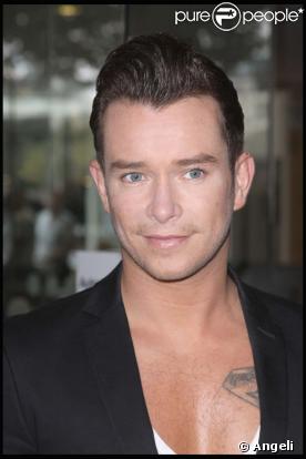 Stephen Gately et son tatouage Superman repris en son honneur par les autres membres de Boyzone.