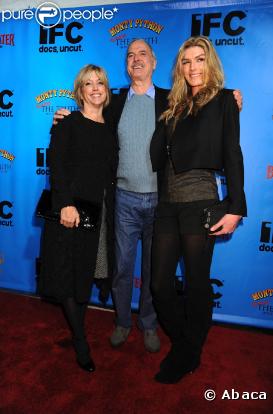 Les Monty Python (ici, John Cleese avec sa fille Camilla et la productrice Deborah Schindler) ont fêté leurs quarante ans de burlesque avec un Bafta spécial lors de la projection d'un documentaire qui leur est consacré, le 15 octobre à New York