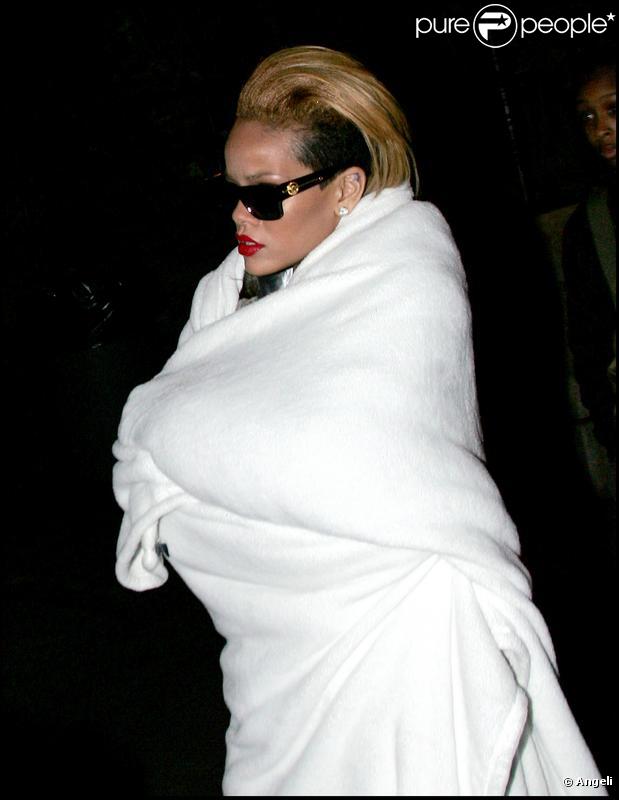 Rihanna a froid à la sortie de l'enregistrement de son prochain clip vidéo. 16/10/09