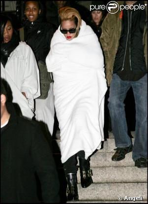 Rihanna a froid à la sortie de l'enregistrement de son prochain clip vidéo. 16/10/09