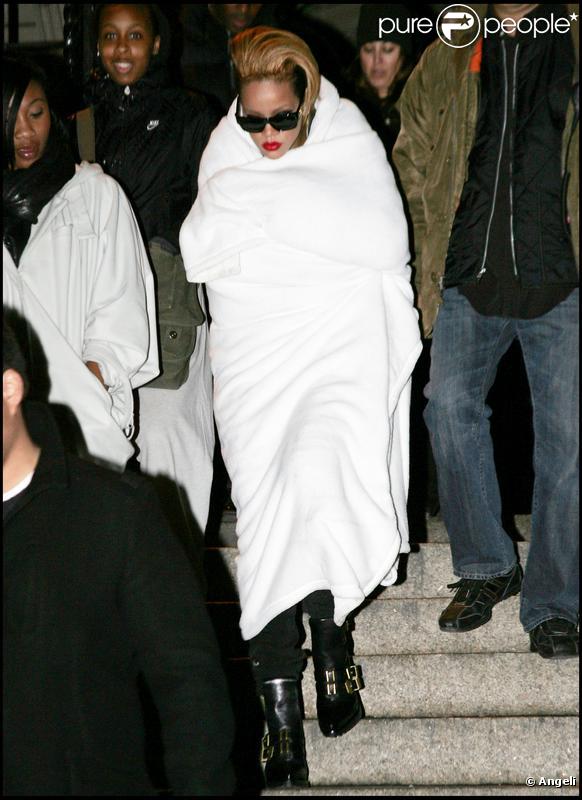 Rihanna a froid à la sortie de l'enregistrement de son prochain clip vidéo. 16/10/09