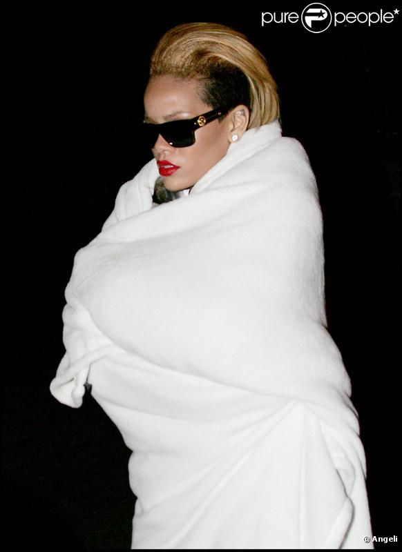 Rihanna a froid à la sortie de l'enregistrement de son prochain clip vidéo. 16/10/09