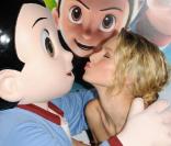 La ravissante Kristen Bell en pleine love story avec Astro, à l'occasion de l'avant-première d' Astroboy , qui s'est tenue au Mann's Chinese Theatre de Los Angeles, le 19 octobre 2009 !