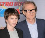 Freddie Highmore et Bill Nighy, à l'occasion de l'avant-première d' Astroboy , qui s'est tenue au Mann's Chinese Theatre de Los Angeles, le 19 octobre 2009 !