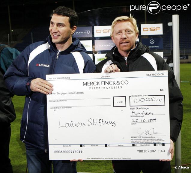 Boris Becker et le boxeur Wladimir Klitschko lors d'un match de foot de charité à Mannheim en Allemagne le 20 octobre 2009
