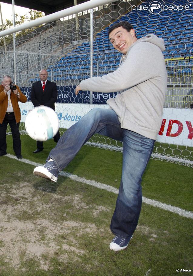 Wladimir Klitschko lors d'un match de foot de charité à Mannheim en Allemagne le 20 octobre 2009