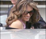 Elizabeth hurley quitte son domicile de Londres pour se rendre à la signature Estée Lauder, le 22 octobre 2009.