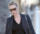 Charlize Theron dans les rues de West Hollywood, le 19 octobre 2009 !