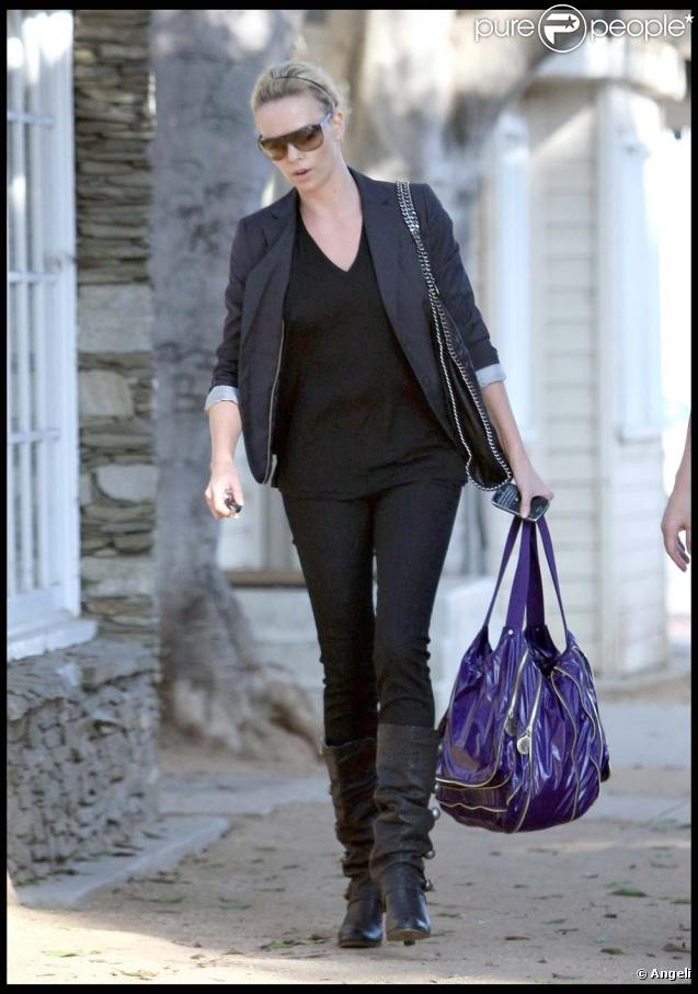 Charlize Theron dans les rues de West Hollywood, le 19 octobre 2009 !