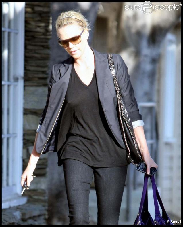 Charlize Theron dans les rues de West Hollywood, le 19 octobre 2009 !