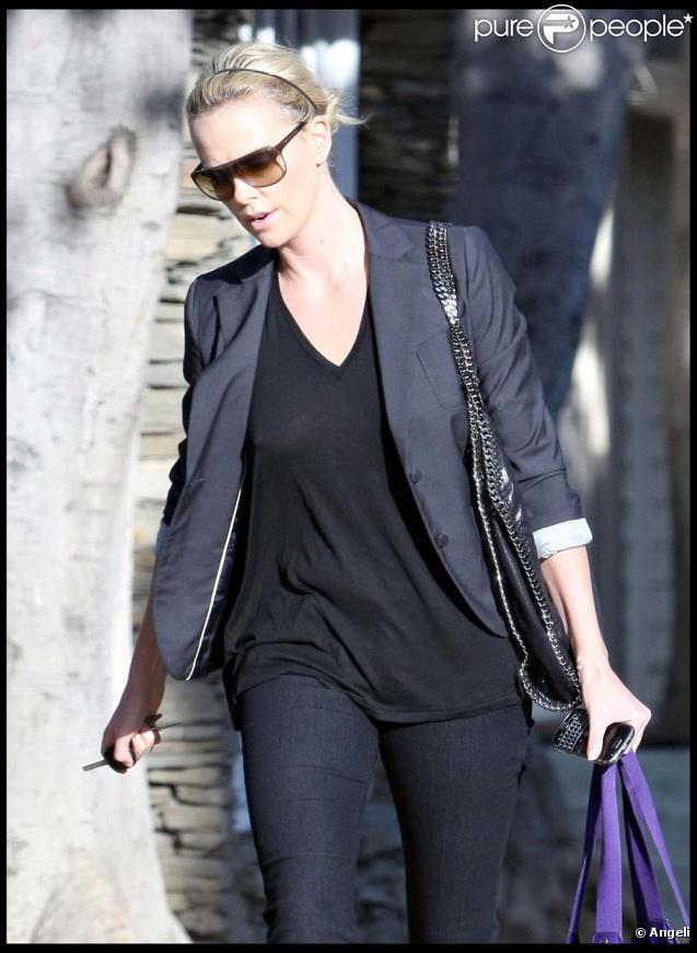 Charlize Theron dans les rues de West Hollywood, le 19 octobre 2009 !
