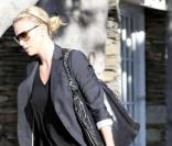 Charlize Theron dans les rues de West Hollywood, le 19 octobre 2009 !