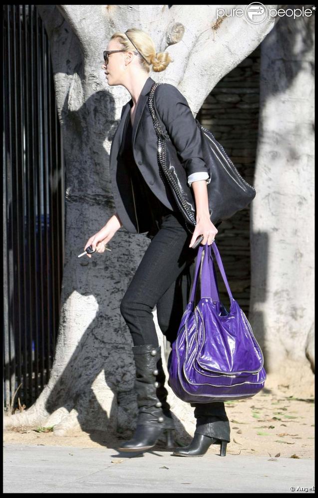 Charlize Theron dans les rues de West Hollywood, le 19 octobre 2009 !