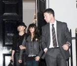 Madonna et sa fille Lourdes ainsi que Guy Ritchie et leur fils Rocco à la sortie du centre de la Kabbale le 23 octobre 2009 à Londres