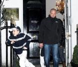 Madonna et sa fille Lourdes ainsi que Guy Ritchie et leur fils Rocco à la sortie du centre de la Kabbale le 23 octobre 2009 à Londres
