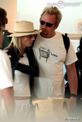 Helen Hunt et son compagnon Matthew Carnahan à l'aéroport de Mexico City le 23 octobre 2009 !