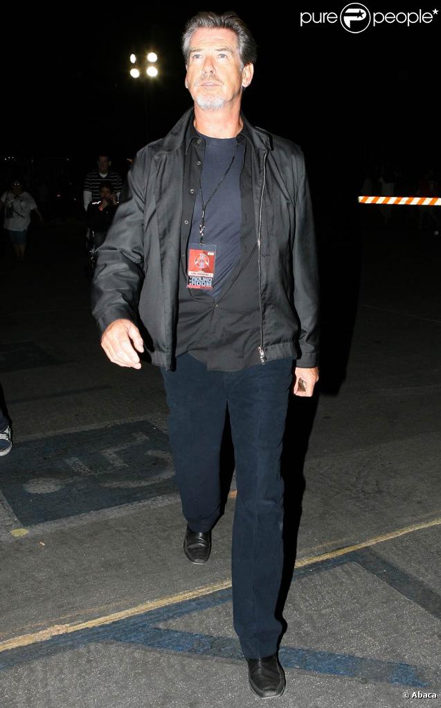 Pierce Brosnan, à l'occasion du concert de U2 et des Black Eyed Peas, dans l'enceinte du Rose Bowl de Pasadena, en Californie, le 25 octobre 2009 !
