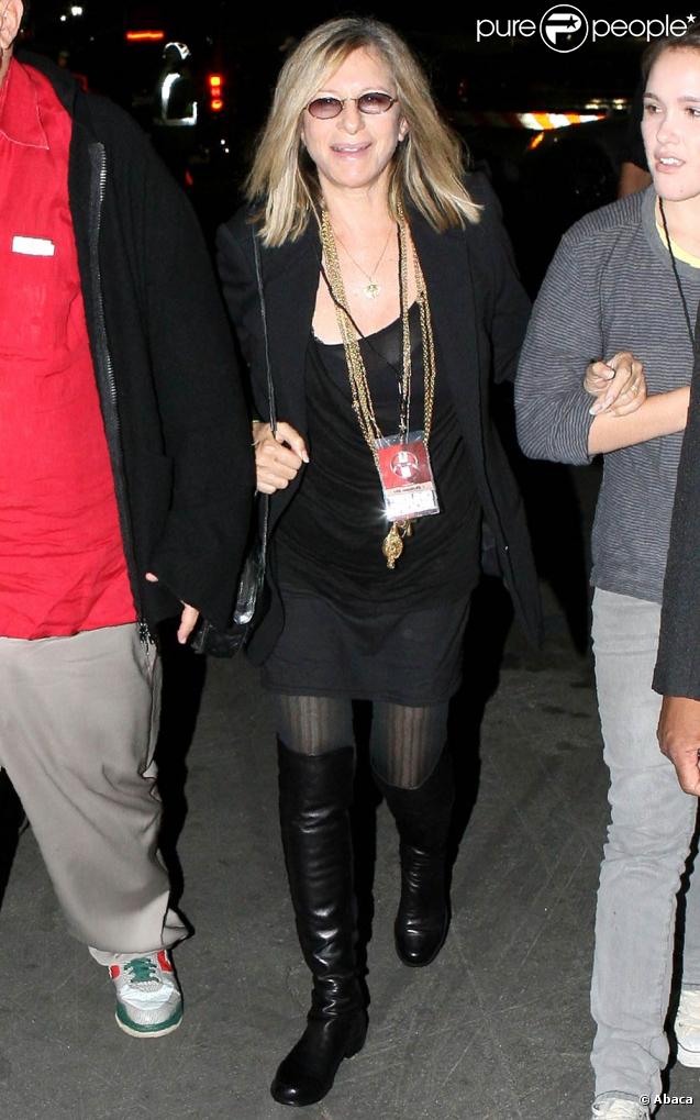 Barbra Streisand, à l'occasion du concert de U2 et des Black Eyed Peas, dans l'enceinte du Rose Bowl de Pasadena, en Californie, le 25 octobre 2009 !