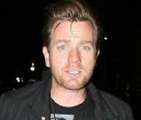 Ewan McGregor, à l\'occasion du concert de U2 et des Black Eyed Peas, dans l\'enceinte du Rose Bowl de Pasadena, en Californie, le 25 octobre 2009 !