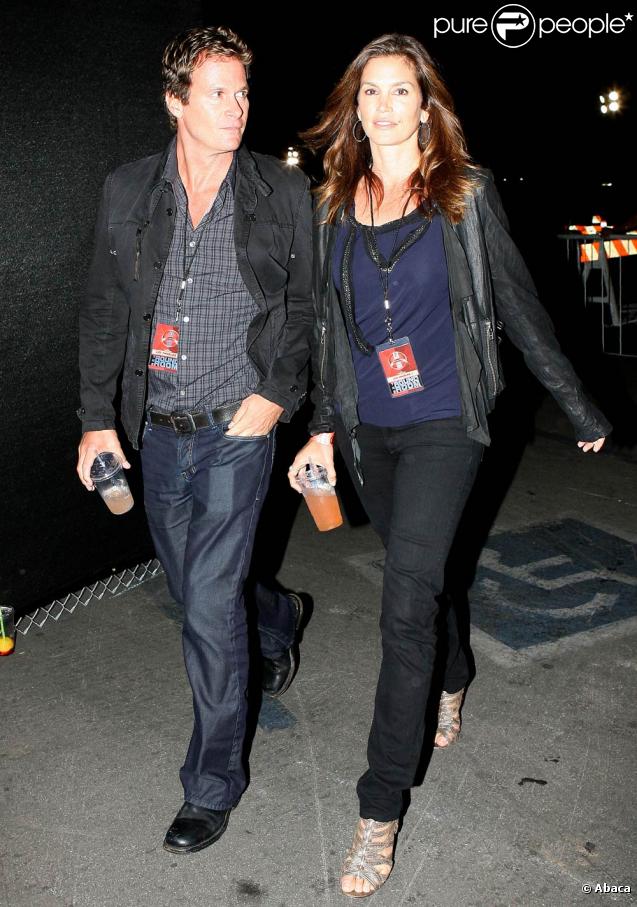 Cindy Crawford et Rande Gerber, à l'occasion du concert de U2 et des Black Eyed Peas, dans l'enceinte du Rose Bowl de Pasadena, en Californie, le 25 octobre 2009 !