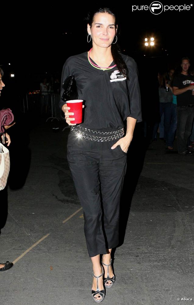 Angie Harmon, à l'occasion du concert de U2 et des Black Eyed Peas, dans l'enceinte du Rose Bowl de Pasadena, en Californie, le 25 octobre 2009 !