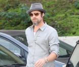 Brad Pitt laisse tomber la moto pour une Chevrolet Camaro SS, le 26 octobre 2009 à Los Angeles.