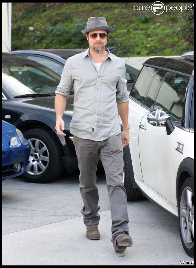 Brad Pitt laisse tomber la moto pour une Chevrolet Camaro SS, le 26 octobre 2009 à Los Angeles.