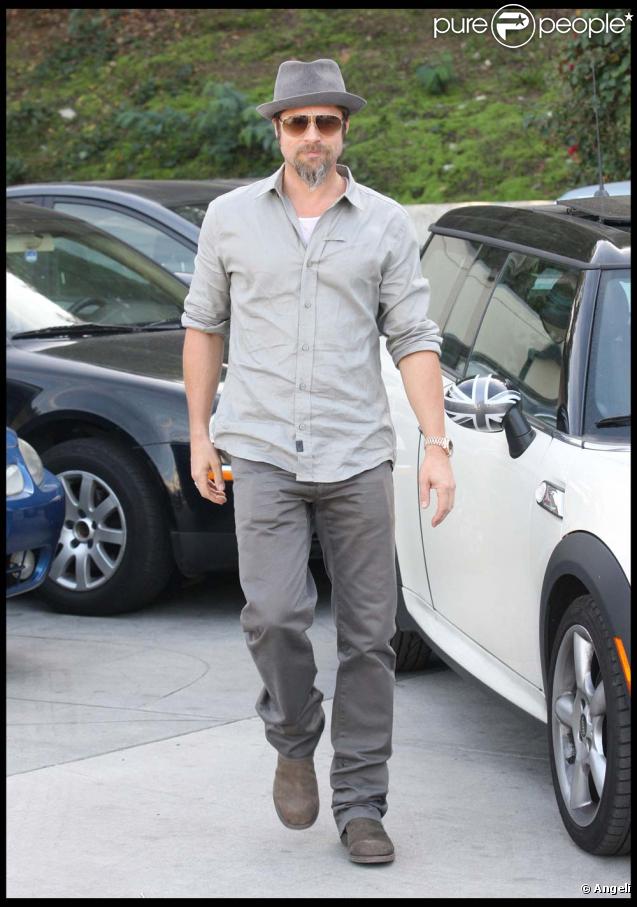 Brad Pitt laisse tomber la moto pour une Chevrolet Camaro SS, le 26 octobre 2009 à Los Angeles.