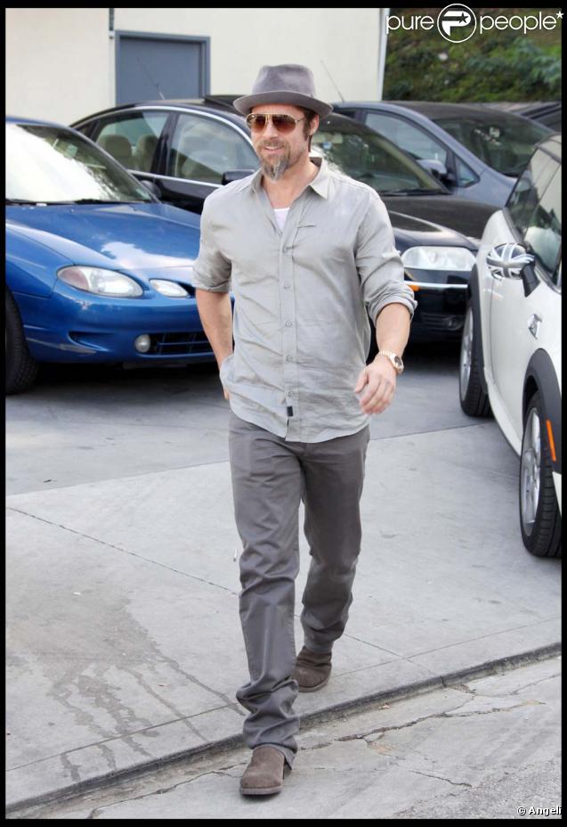 Brad Pitt laisse tomber la moto pour une Chevrolet Camaro SS, le 26 octobre 2009 à Los Angeles.