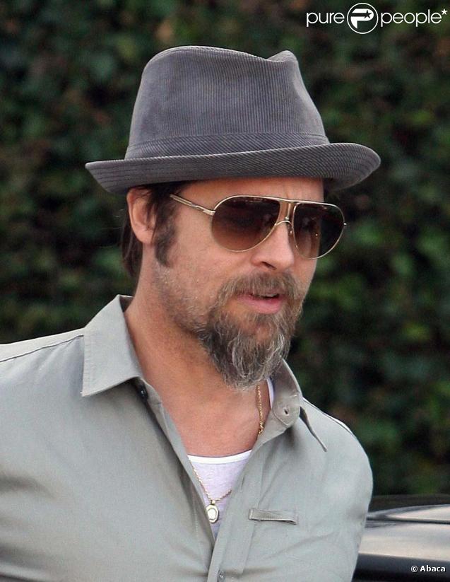 Brad Pitt avec sa nouvelle Chevrolet Camaro SS, le 24 octobre 2009 à Los Angeles !