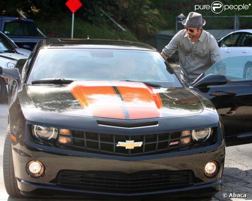 Brad Pitt avec sa nouvelle Chevrolet Camaro SS, le 24 octobre 2009 à Los Angeles !