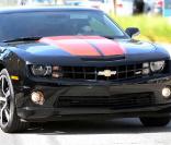 Brad Pitt avec sa nouvelle Chevrolet Camaro SS, le 24 octobre 2009 à Los Angeles !