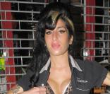 Amy Winehouse il y a quelques jours à Londres nous présentait sa nouvelle poitrine