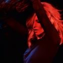 Kate Moss a pris quelques kilos là où il faut... Elle exhibe encore son généreux décolleté !