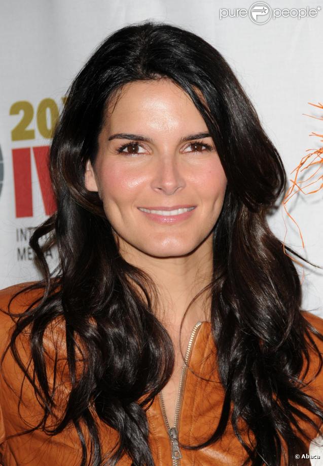 Angie Harmon à la soirée honorant les reporters à Beverly Hills le 28/10/09