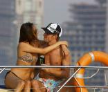 Jenson Button et la sexy Jessica Michibata, en vacances farniente à Dubai, le 29 octobre 2009 !