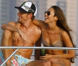 Jenson Button et la belle Jessica Michibata, en vacances farniente à Dubai, le 29 octobre 2009 !